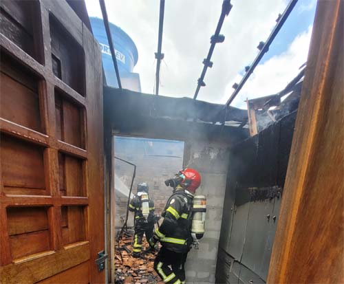 Quarto fica destruído após incêndio atingir casa; bombeiros acionados