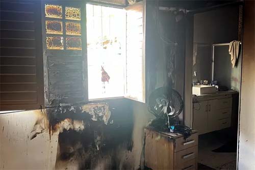 Incêndio deixa cômodo de casa parcialmente destruído na Gruta de Lourdes