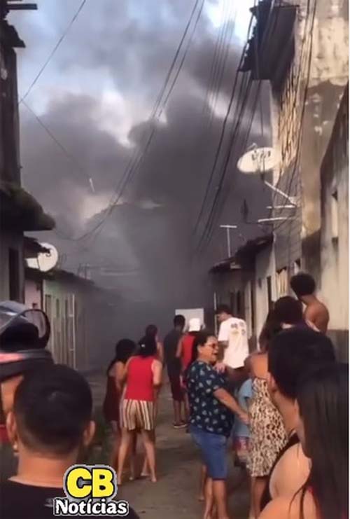 Incêndio de grandes proporções atinge imóvel no Clima Bom