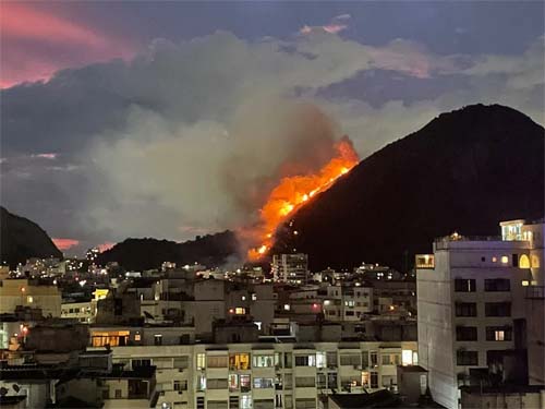 Incêndio atinge região de mata em morro em Copacabana