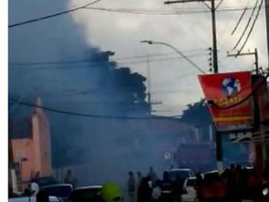 Incêndio atinge barraca de fogos de artifício deixa comerciante ferida