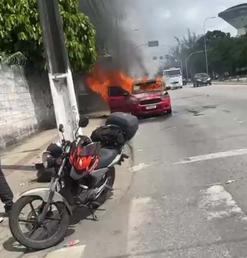 Incêndio elimina automóvel na frente de hospital em Maceió