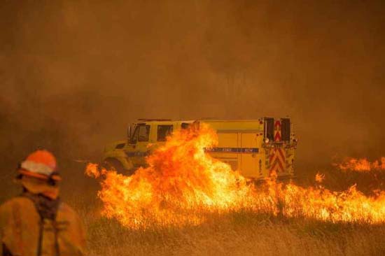 Bombeiros combatem grande incêndio florestal no norte da Califórnia