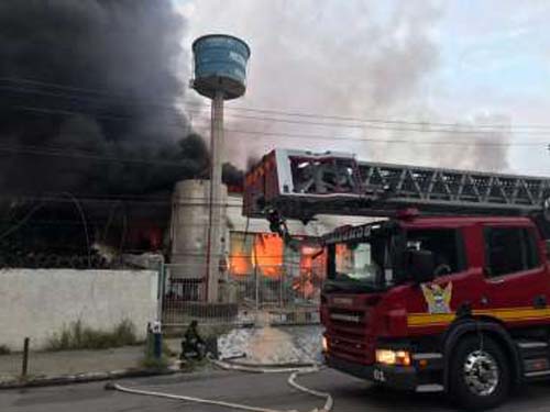 Incêndio atinge fábrica de colchões e mobiliza bombeiros