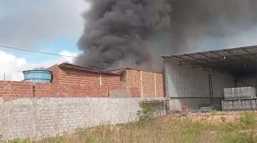 Incêndio destrói fábrica de estofados; prejuízo estimado em R$ 250 mil