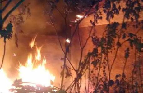 Incêndio em barracas da feira de Pão de Açúcar mobiliza Bombeiros