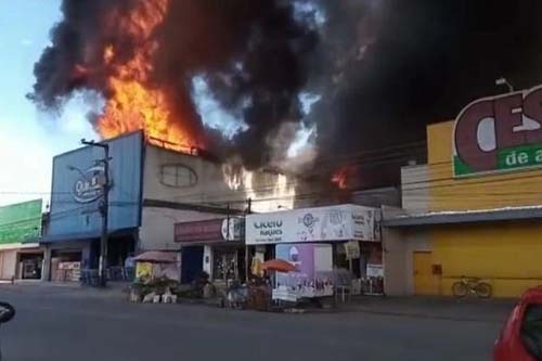 Incêndio de grande proporções atinge loja de embalagens no Tabuleiro e Bombeiros são acionados