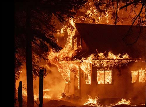 Incêndio florestal Dixie: 2º maior fogo da Califórnia continua destruindo estado