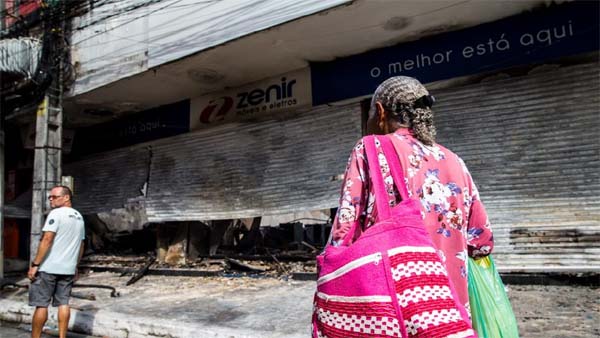 Ruas do Centro de Fortaleza são bloqueadas após incêndio em lojas