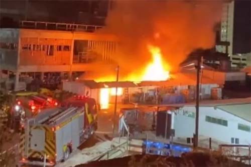 Incêndio atinge almoxarifado de hospital em construção na Av. Josefa de Melo; bombeiros são acionados