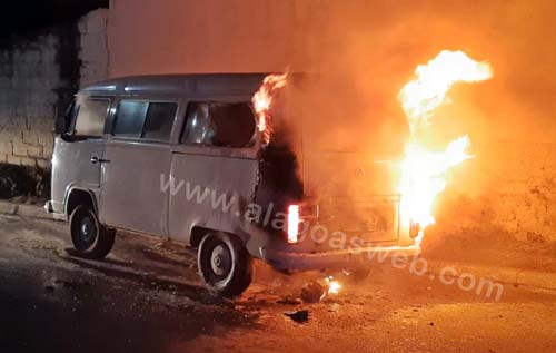 Kombi pega fogo no Centro de São Miguel dos Campos