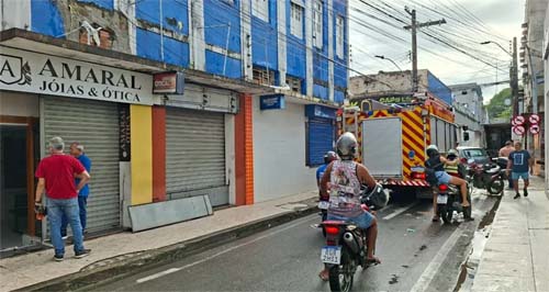 Incêndio atinge loja no centro de Maceió e assusta comerciantes da região