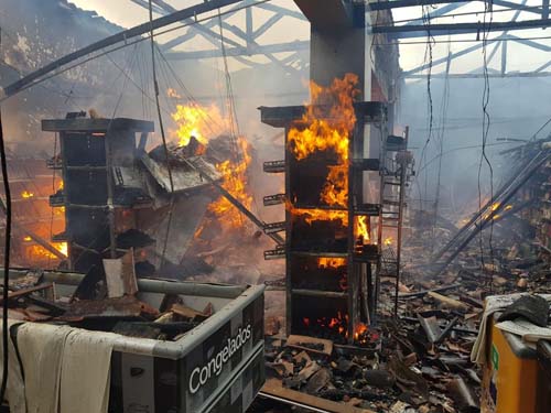 Incêndio destrói mercadinho em Penedo, AL