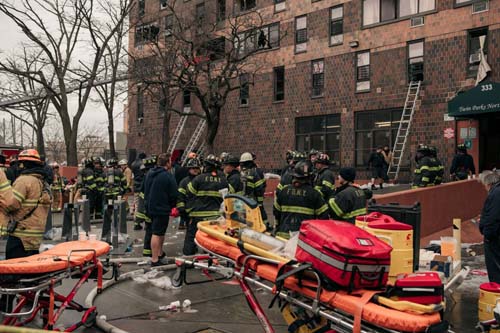 Incêndio em prédio residencial deixa mortos em Nova York