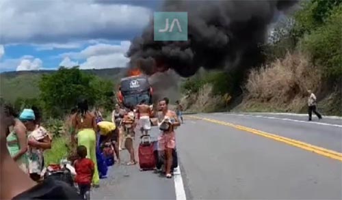 Ônibus com passageiros de Arapiraca incendeia em Minas Gerais