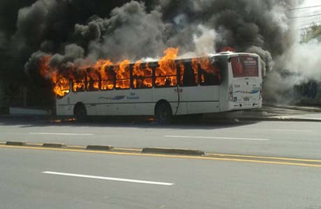 Supostos traficantes incendeiam ônibus no bairro do Jacintinho