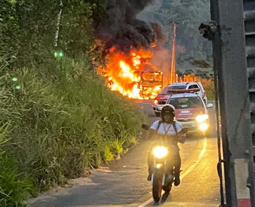 Ônibus de passeio pega fogo e fica completamente destruído na AL-105