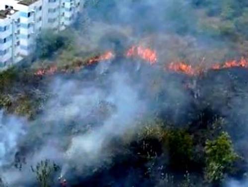 Incêndio atinge área verde próxima a condomínios residenciais no bairro do Poço