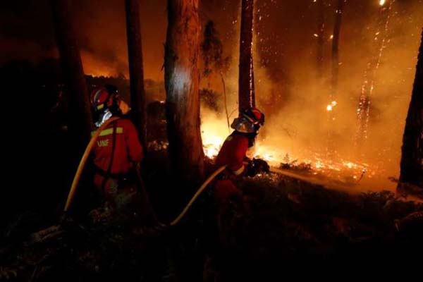 Incêndios florestais deixam ao menos 30 mortos em Portugal e Espanha
