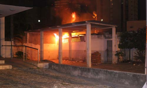 Posto de combustíveis pega fogo no Farol 