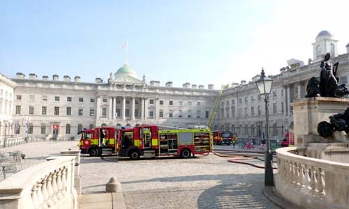 Edifício histórico de Londres é atingido por incêndio