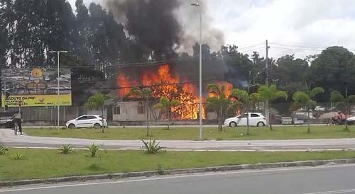 Incêndio atinge alojamento em canteiro de obras do viaduto da PRF