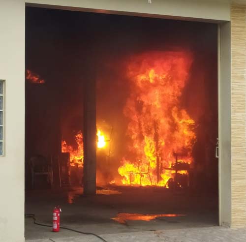 Corpo de Bombeiros é acionado para incêndio em garagem, em São Miguel dos Campos