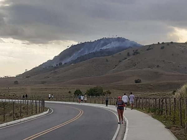 Incêndio na serra da Barriga leva medo aos moradores; Bombeiros Militar foram acionados