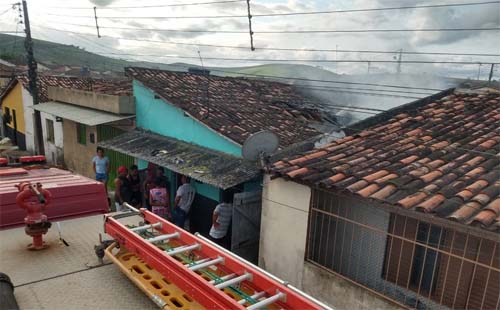 Incêndio atinge quarto, sala e cozinha de residência no Bairro Padre Donald e moradora tem mal súbito