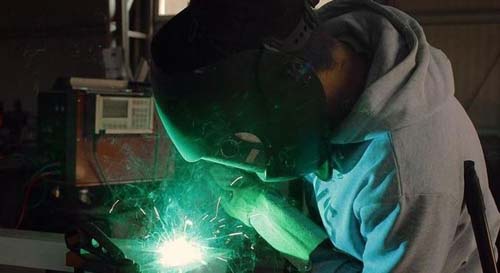 Incertezas e juros altos limitam expansão do setor industrial