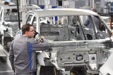 Com pandemia, indústria brasileira tem pior resultado em 18 anos Dados do IBGE apontam que produção industrial caiu 18,8% no m