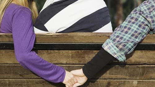 Casal é condenado à morte por adultério no Irã; pena pode ser o apedrejamento