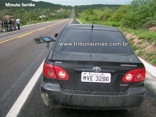 Bandidos usando Corolla preto com placas de União assaltam carros e trocam tiros com a polícia em Inhapi