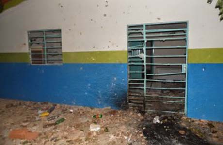 Moradores de Inhapi fazem protesto e depredam parte da sede da Casal no município