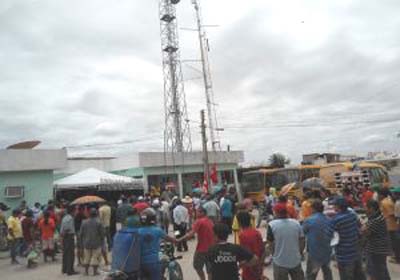 Inhapi: Servidores Municipais em greve acampam em frente a prefeitura