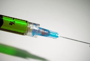 Vacina contra HPV começa a ser distribuída para meninos este ano