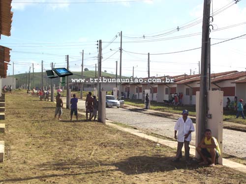 Famílias de desabrigados da cheia de 2010 invadem conjunto residencial na periferia de União