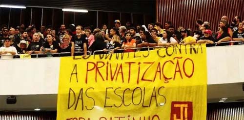 Professores de esquerda invadem Assembleia Legislativa do Paraná