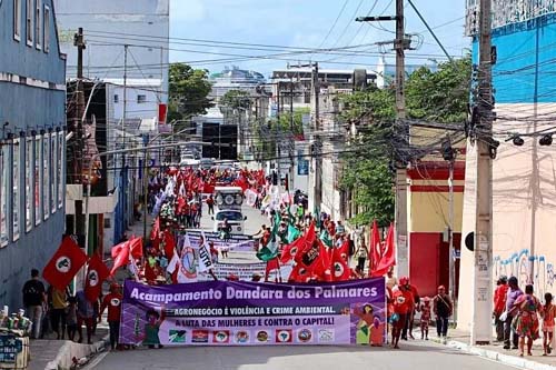 Deputado critica ocupação do MST em praça de Maceió e pede fiscalização imediata