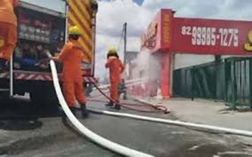 Incêndio em loja de fogos causa pânico na avenida principal de Arapiraca