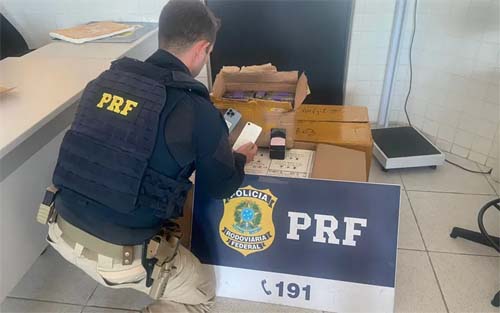 PRF apreende 104 iPhones e mais de 1300 acessórios sem nota fiscal em rodovia alagoana