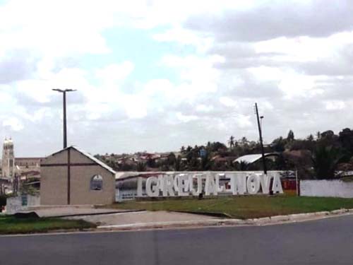 Ônibus tomba e duas pessoas ficam feridas no município de Igreja Nova