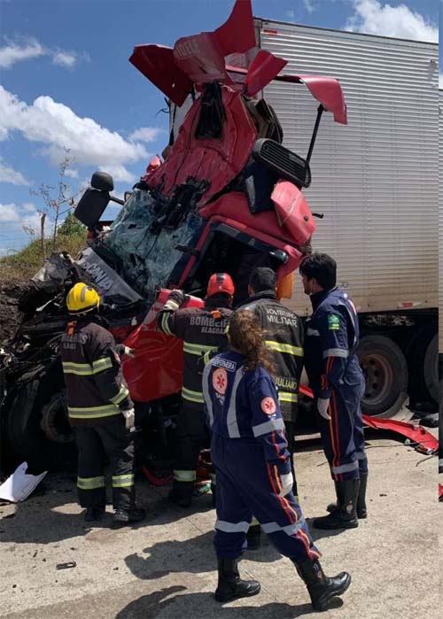 Colisão Fatal na BR-101 Envolve Caminhão e Carreta, Resultando em Óbito
