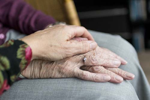 Isolamento prolongado na pandemia deixa impactos na saúde dos idosos