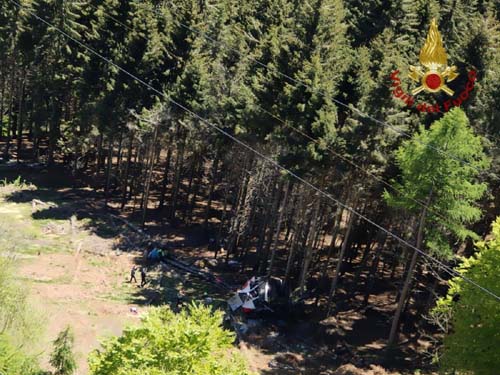 Teleférico despenca e deixa ao menos 14 mortos na Itália