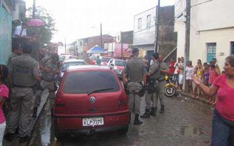 Dupla deflagra tiros contra carro, mata um e deixa jovem ferida 