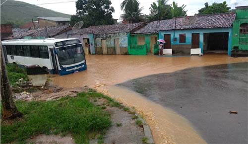 Chuvas provocam alagamentos no município de Jacuípe na tarde deste sábado (17)