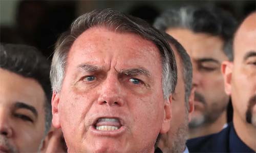 Bolsonaro é encaminhado a hospital em Brasília para procedimento médico sob escolta policial