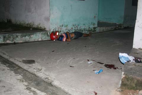 Homem é executado a tiros e namorada é baleada quando chegavam em casa