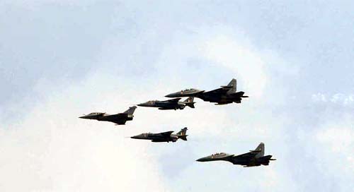 Ao menos 16 jatos chineses invadiram território de Taiwan, diz Defesa do país